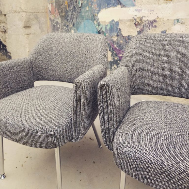 Paire de chaises Deauville design Pierre Gaultier Delaye – Edition de 1973 par Airborn Rénovation garniture et couverture tissu avec une Laine Kvadrat