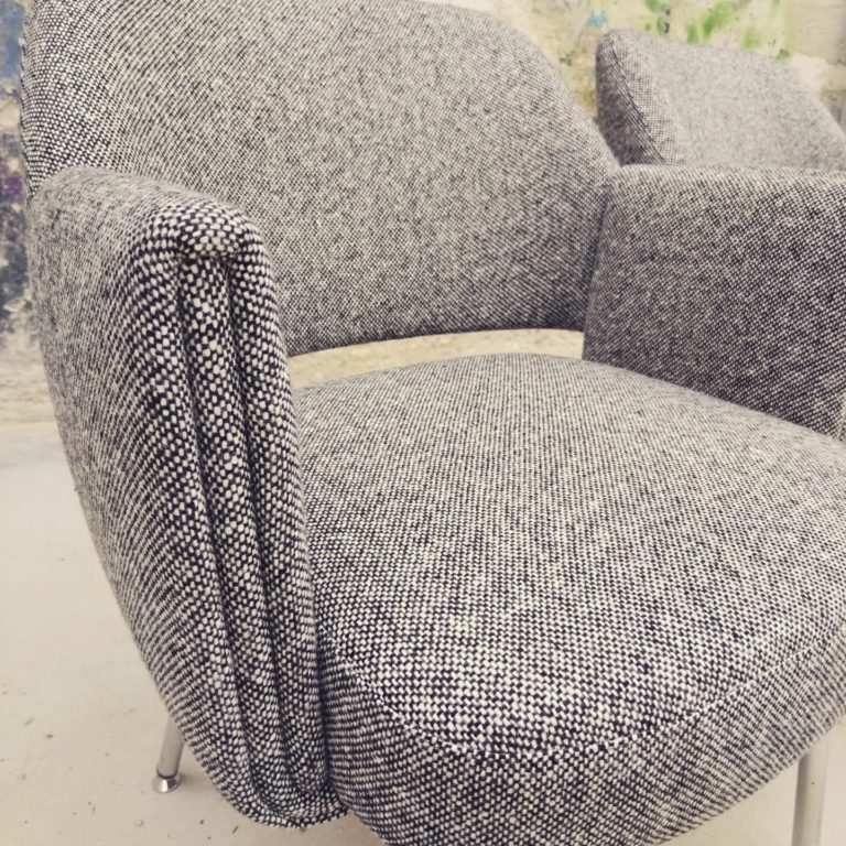 Paire de chaises Deauville design Pierre Gaultier Delaye – Edition de 1973 par Airborn Rénovation garniture et couverture tissu avec une Laine Kvadrat