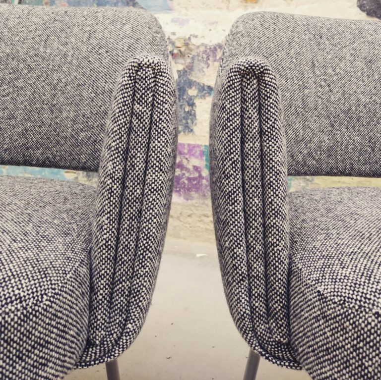 Paire de chaises Deauville design Pierre Gaultier Delaye – Edition de 1973 par Airborn Rénovation garniture et couverture tissu avec une Laine Kvadrat